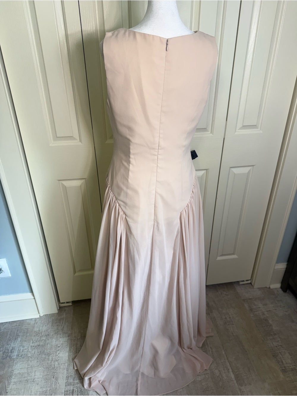 Elegant Sleeveless Maxi Dress - Picture 4 of 4